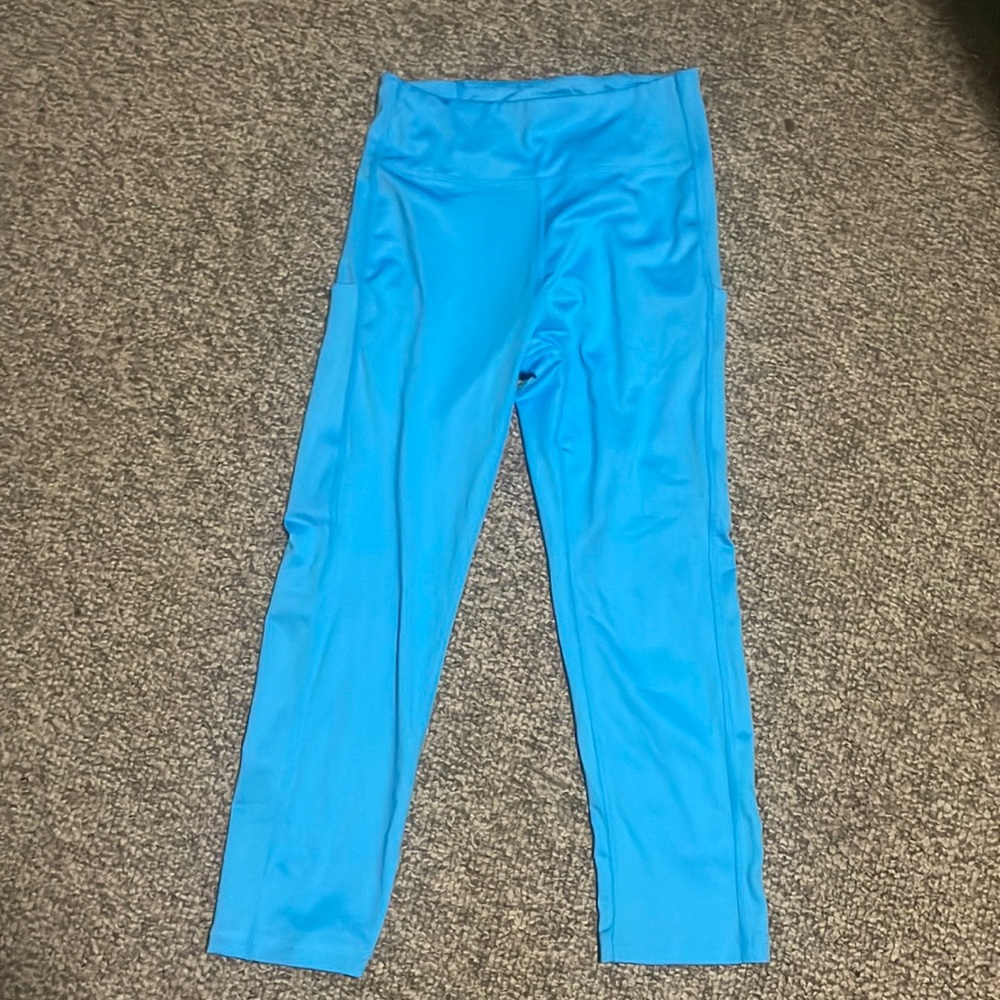 blue workout cropped leggings.